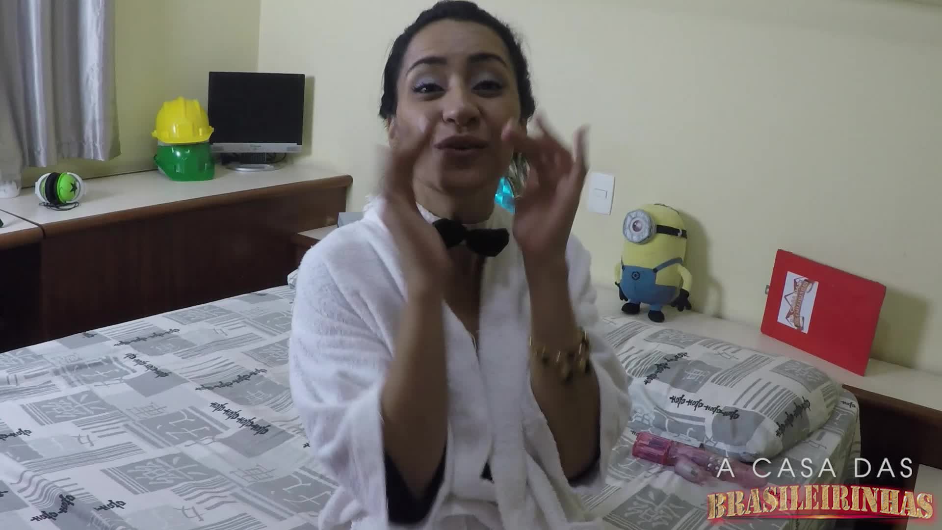 Safada goza no quarto do moderador