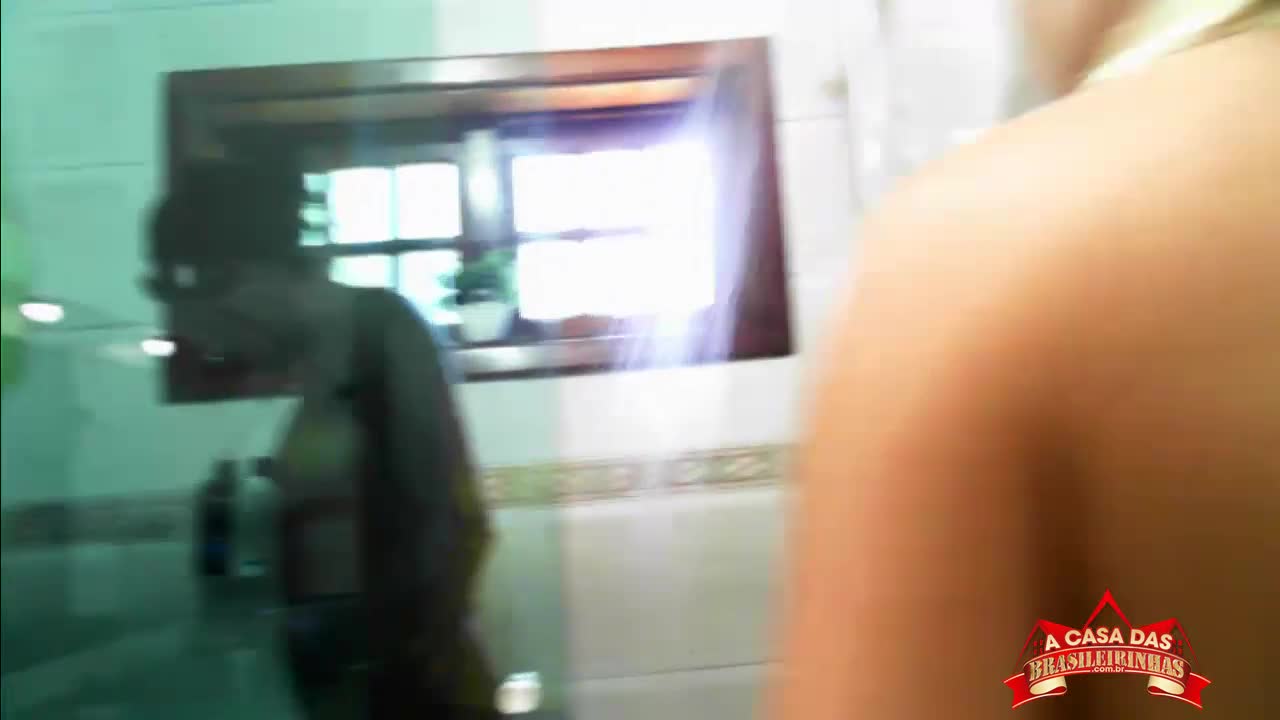 Safadas exibem bucetinhas lisinhas pós depilação na Casa das Brasileirinhas
