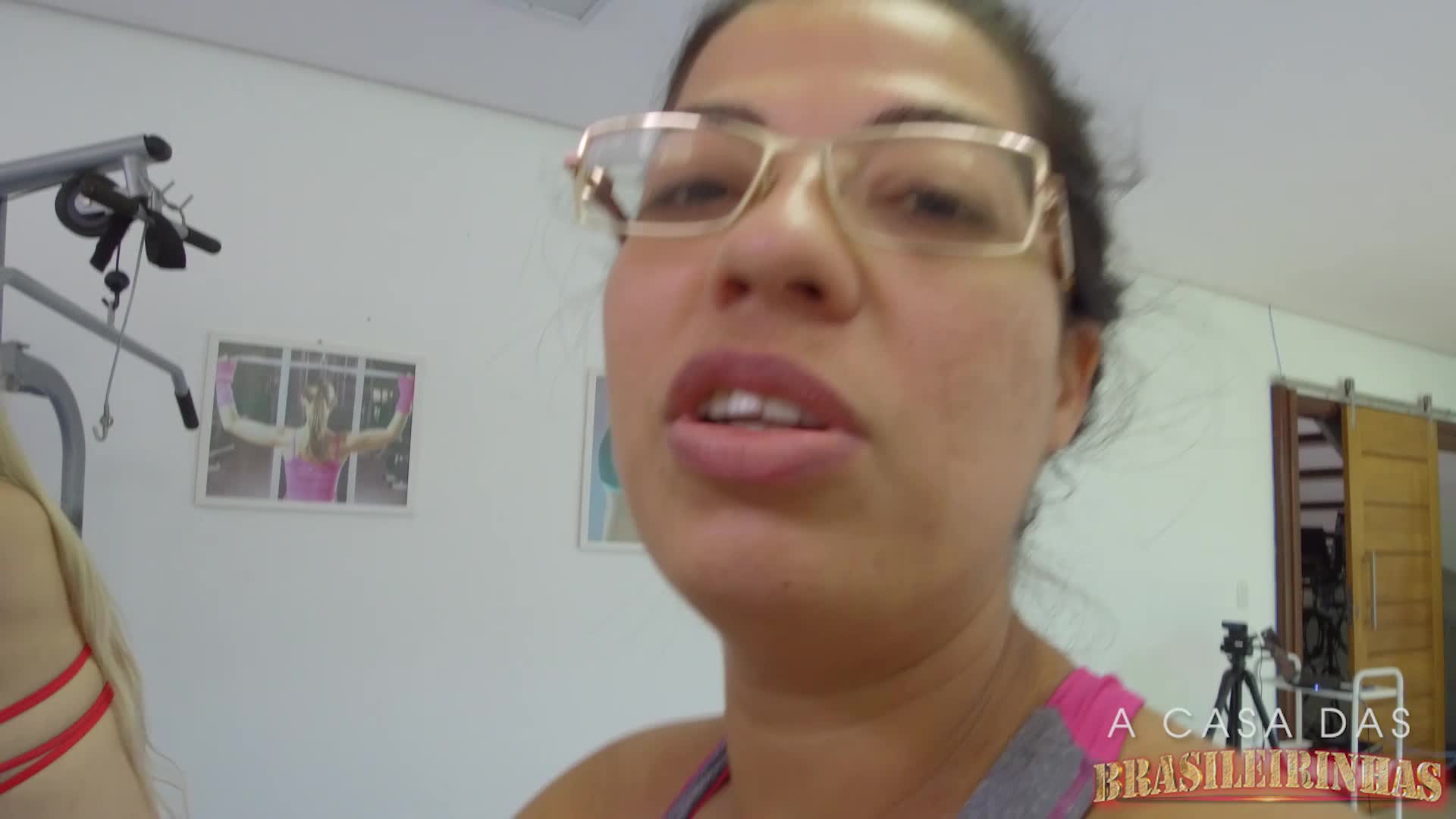 Lorena Fire e Jennifer Ferraz fazem academia peladinhas em vídeo pornô
