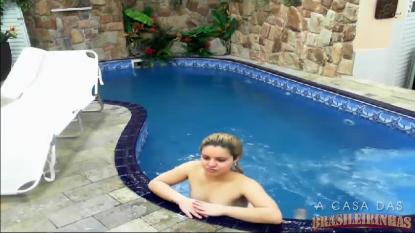 Loira novinha nadando pelada na piscina, confira!