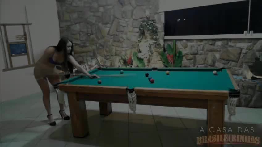 Assista um jogo de bilhar com as gatas peladas com o taco na mão