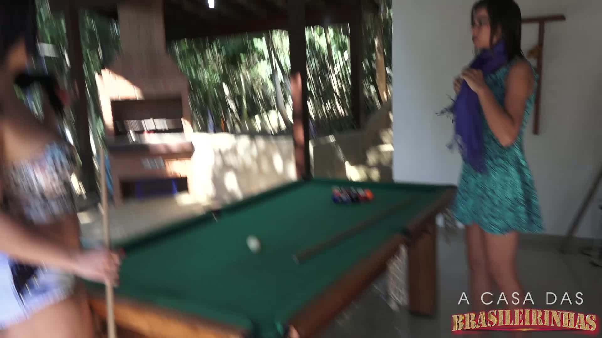 Elas jogaram sinuca e ficaram peladinhas AO VIVO