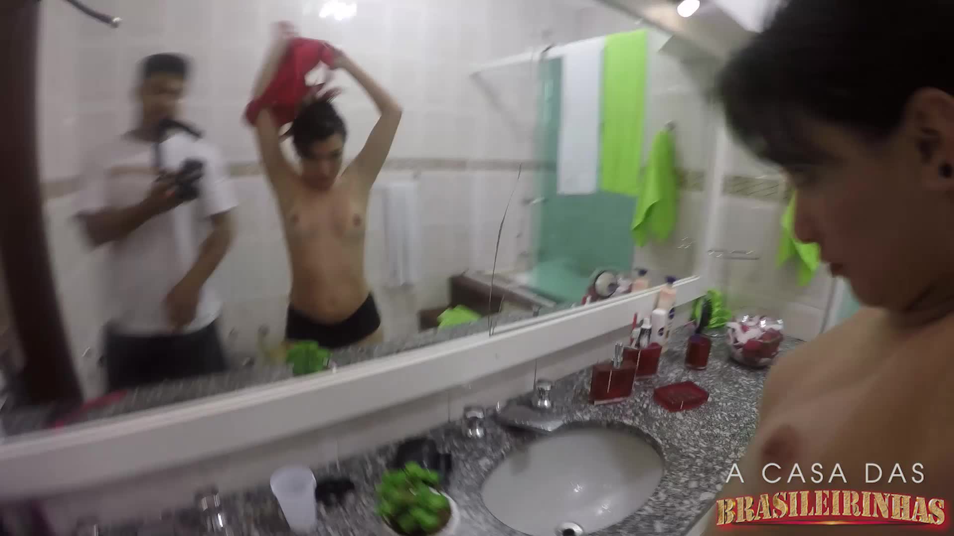 Morena goza na hidromassagem da Casa