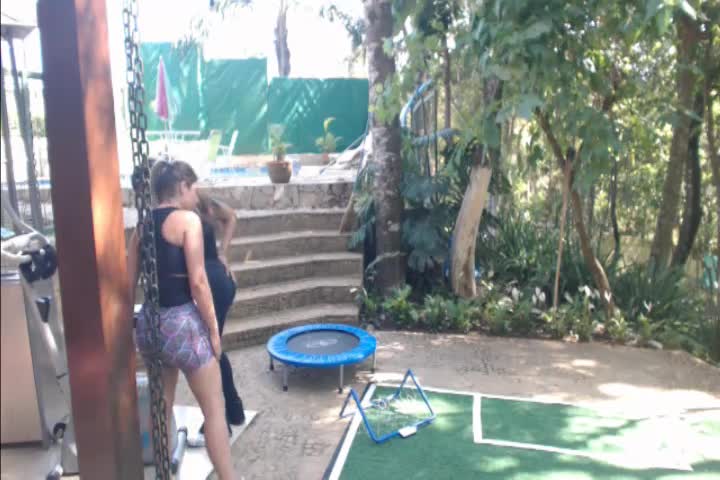 Nina Lins e Carol Lisboa ficaram bem à vontade na Casa