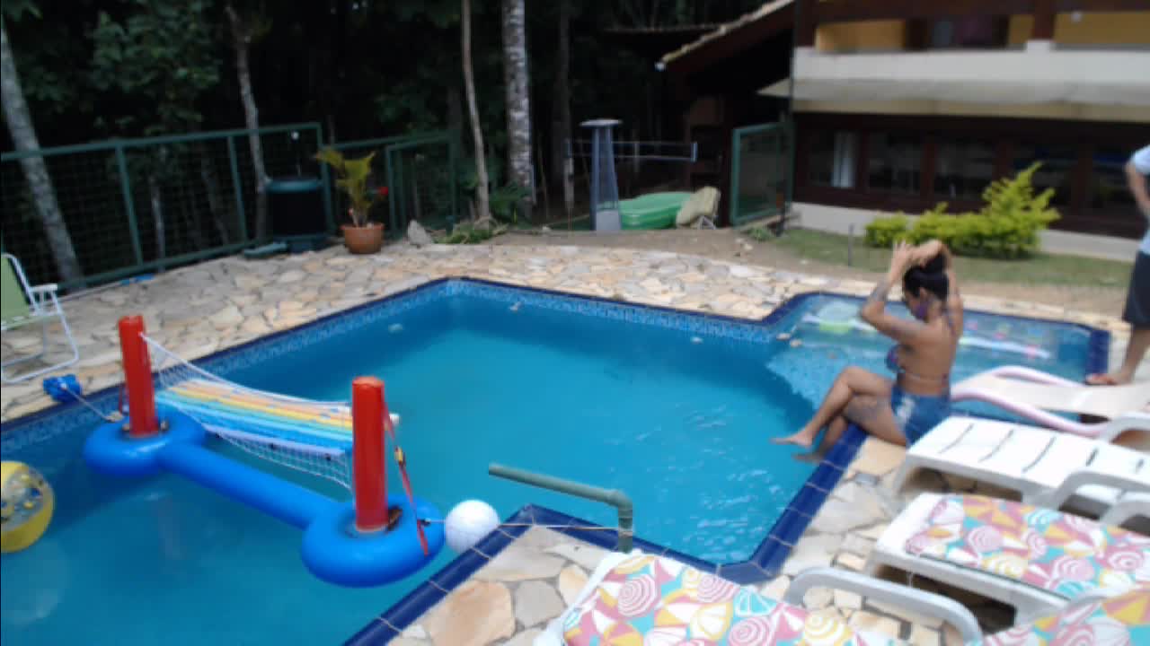 Gostosas curtem sol na piscina das Brasileirinhas