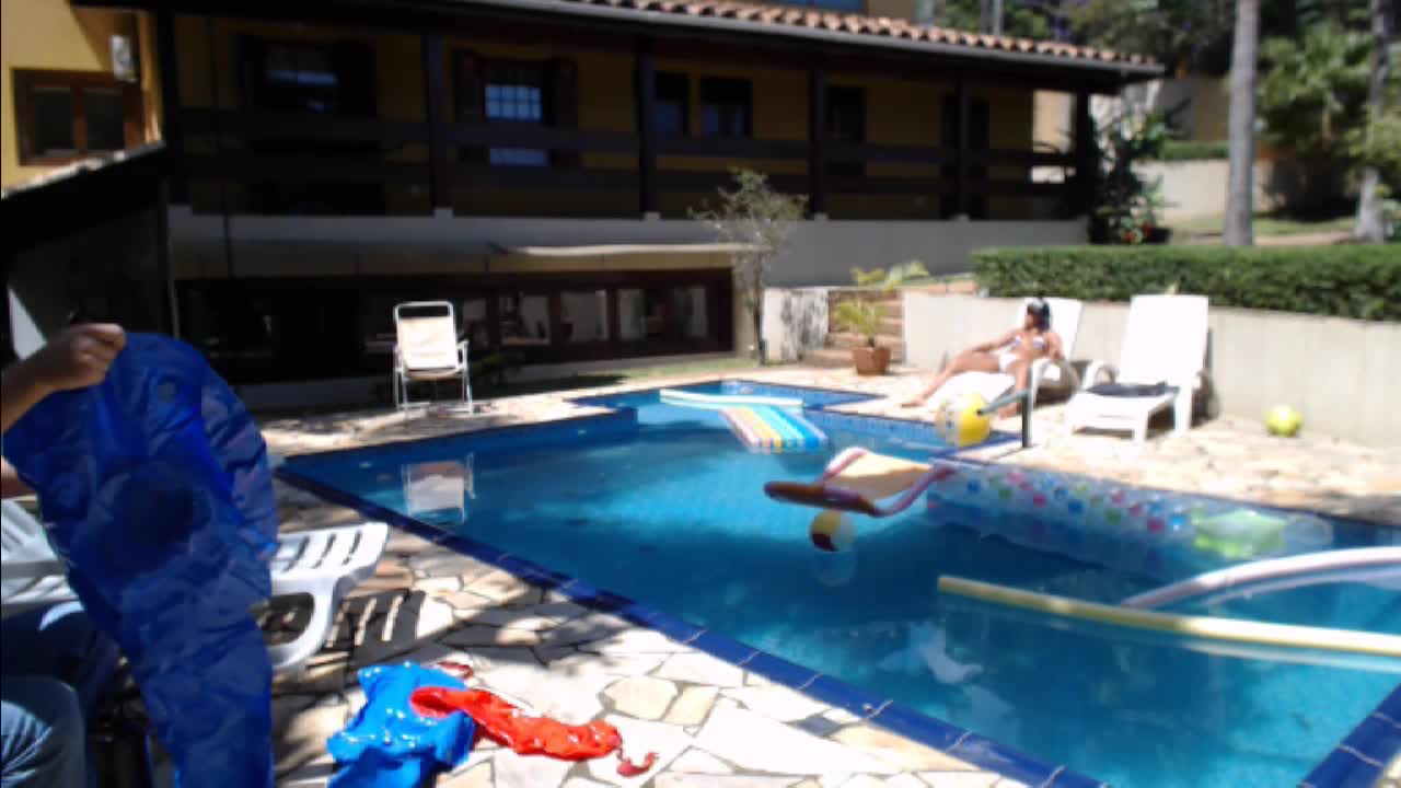 Gostosas aproveitam piscina na Casa das Brasileirinhas