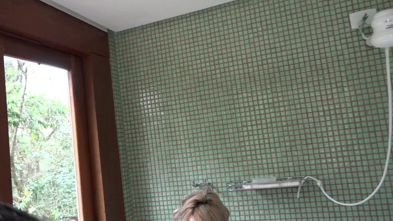 Hora do banho com a loiraça Nicole Hilton