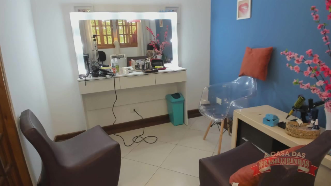 Atriz pornô Elisa Sanches se arrumando para gravação nos bastidores