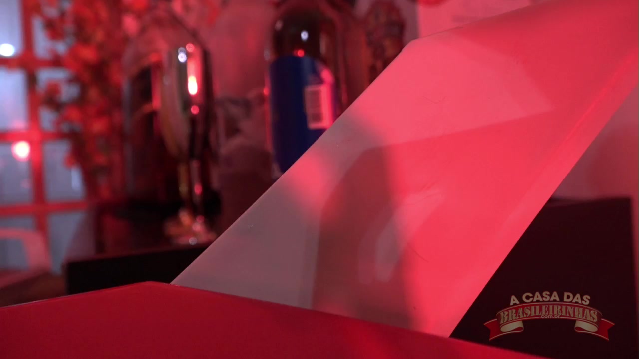Atriz pornô Gih Rocha dança peladinha no show erótico