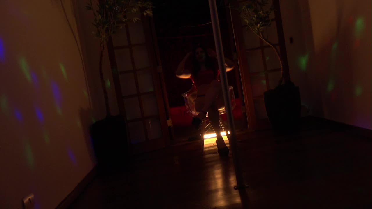Hora do pole dance com Ellen Duarte peladinha