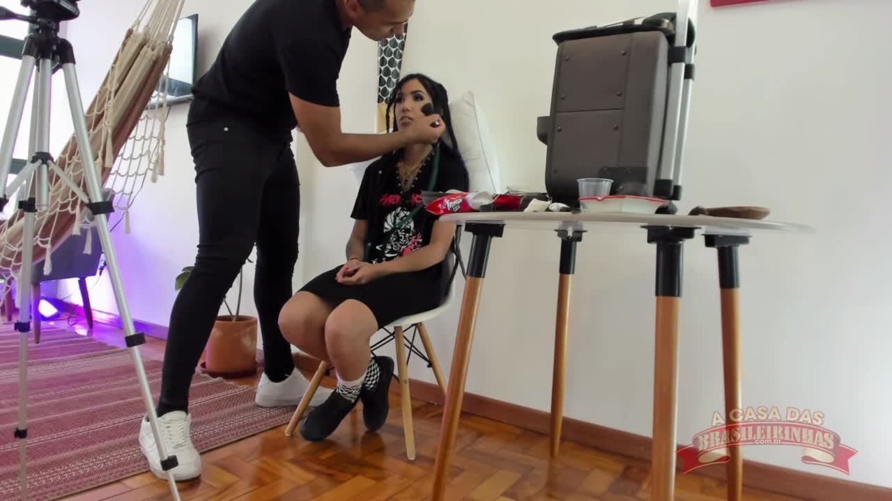 Bastidores com a gostosa da semana: Sayuri Sakai se preparando para as filmagens