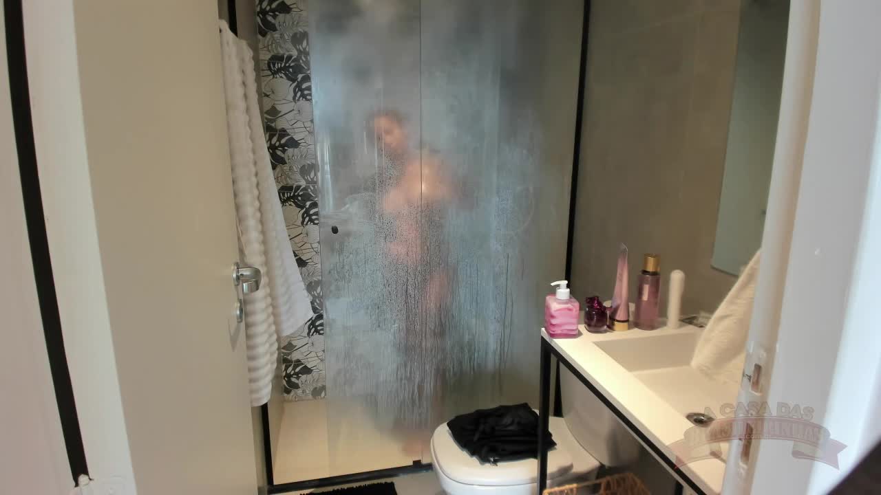 Vivy Marques se exibe sem pudores em banho na Casa das Brasileirinhas