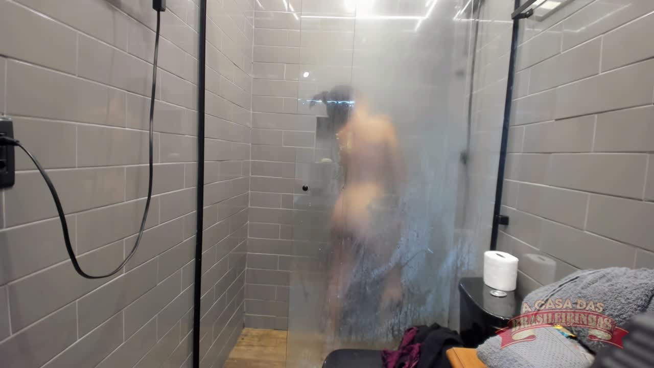 Bea Correa sensualiza em banho sensual na Casa das Brasileirinhas