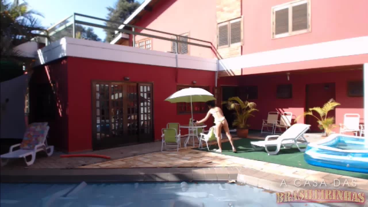 Gostosa toma banho de sol na Casa das Brasileirinhas