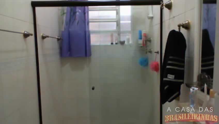 Veja essa loira gostosa tomando banho!