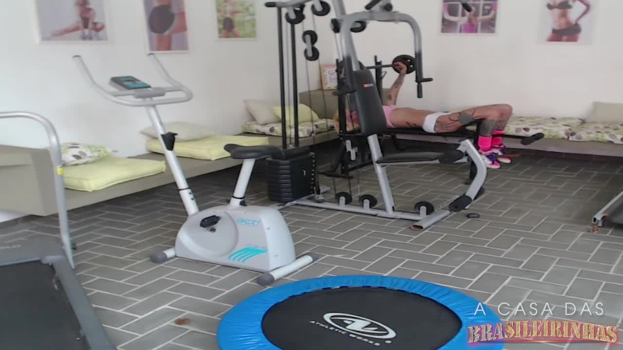 Gostosa não perde o ritmo durante treino na academia
