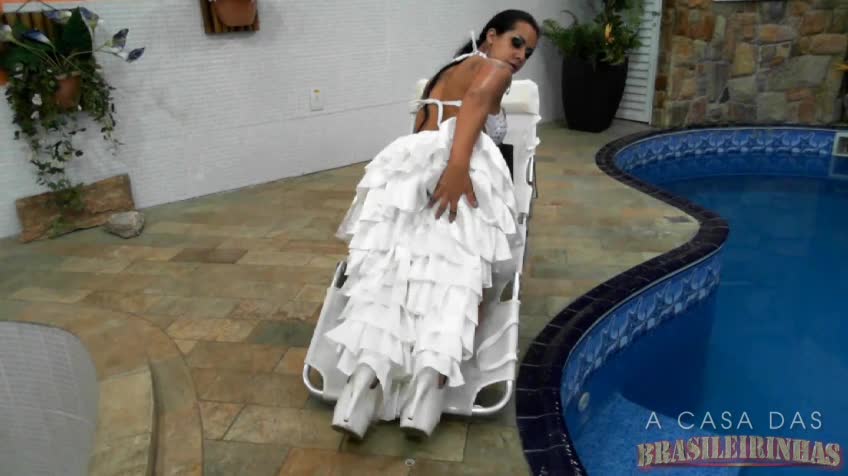 A beira da piscina, a rabuda Nicole se masturba