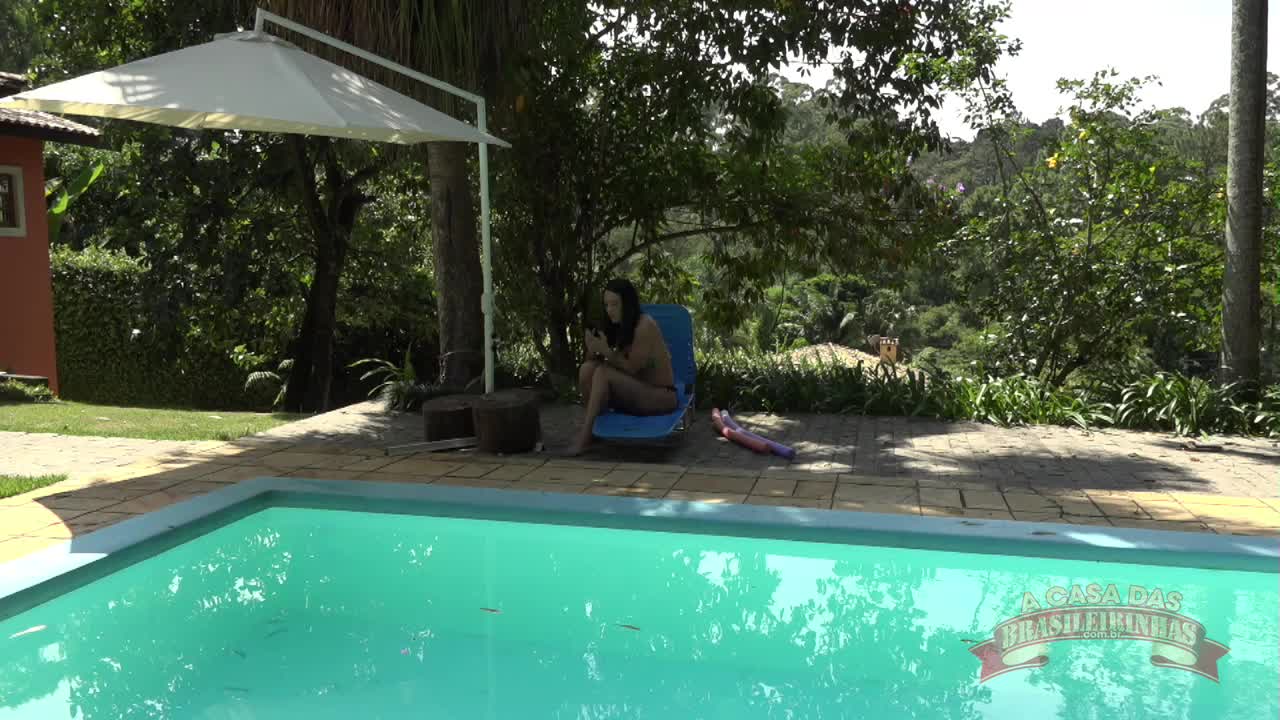 Pelada na piscina Barbara Inked sensualiza gostosinho na água 