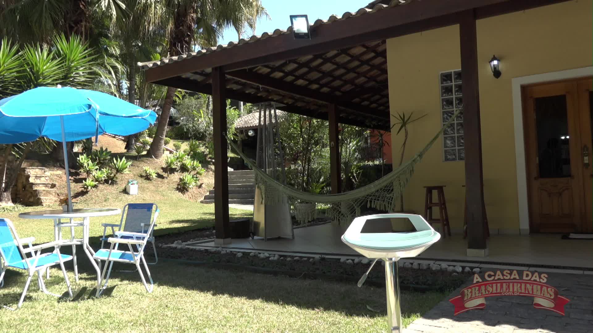 Evelyn Buarque dando o seu depoimento na casa
