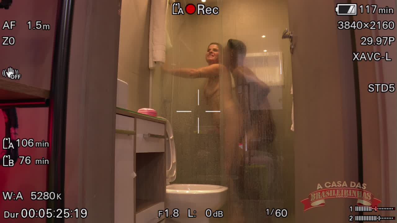 Samantha Munhoz transando no banho na Casa das Brasileirinhas!