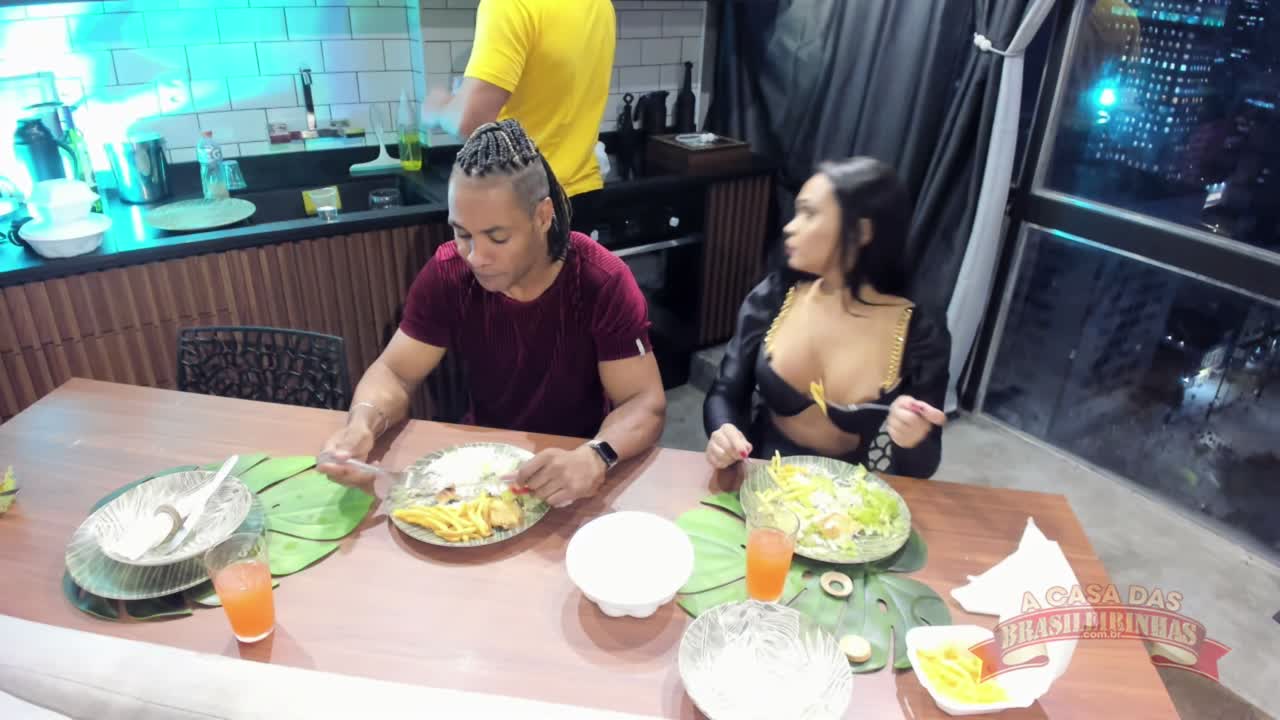 Drika Muniz provoca com vestido sexy durante jantar na Casa das Brasileirinhas