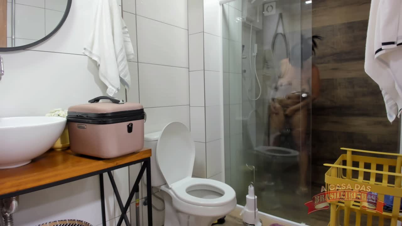 Melissa Lisboa toma um banho sensual no banheiro da Casa das Brasileirinhas