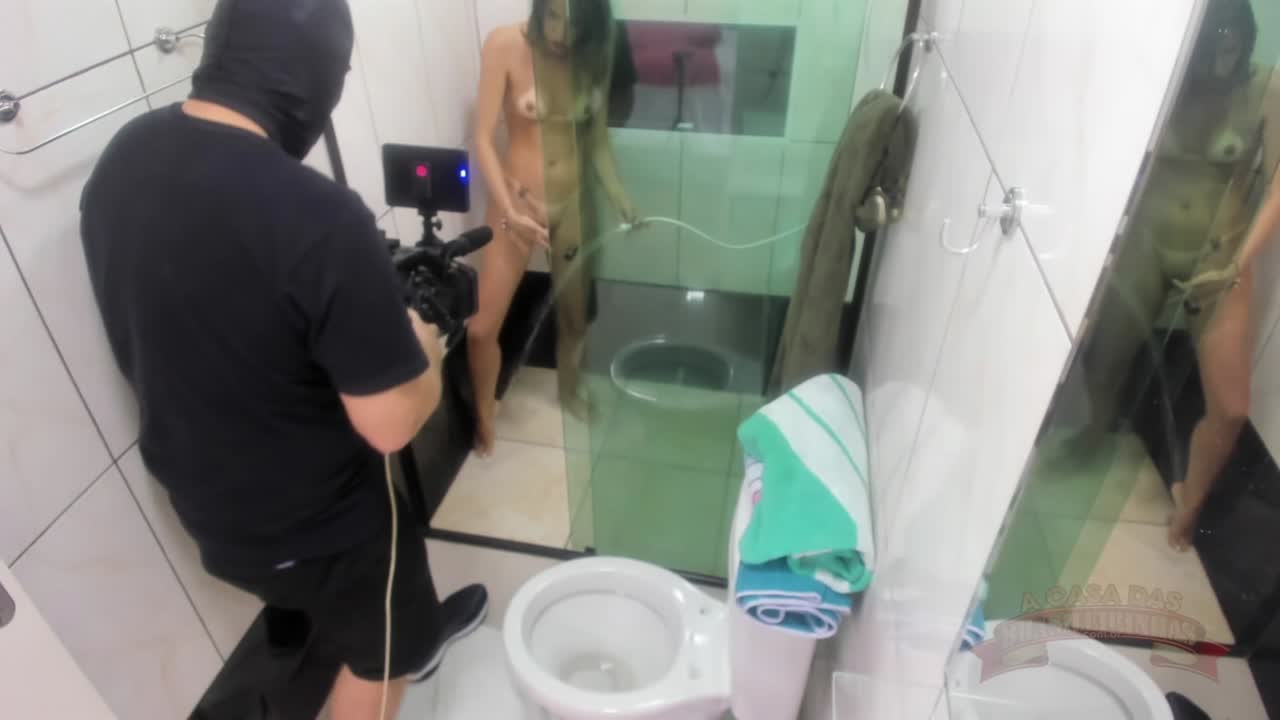 Banho sensual da Dutra Sura nos bastidores da Casa das Brasileirinhas