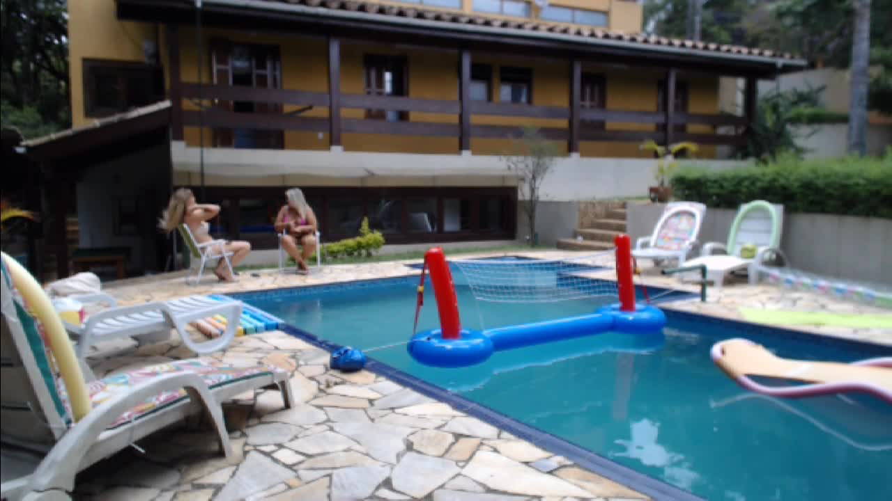 Gostosas rebolam peladinhas na beira da piscina das Brasileirinhas