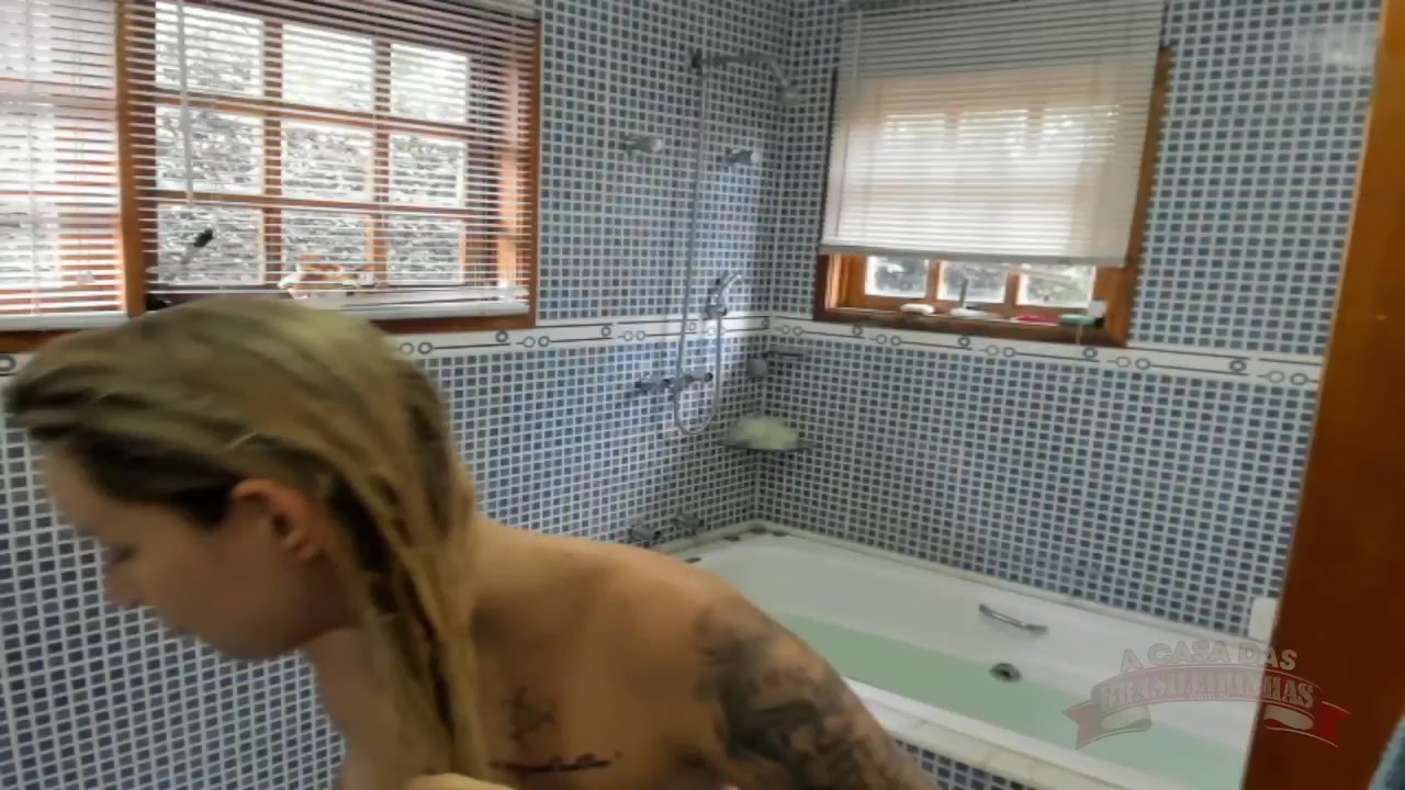 Banho interativo no reality show pornô 