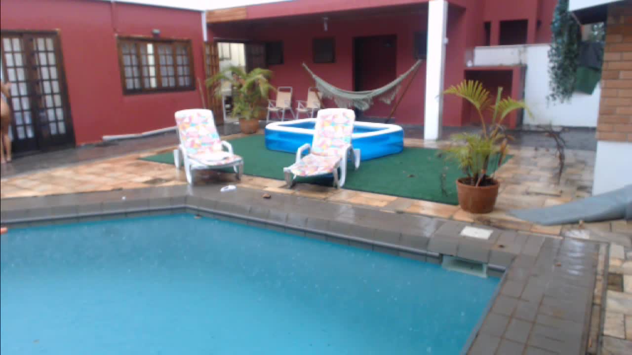 Sara Rosa toma banho de chuva e pula na piscina peladinha