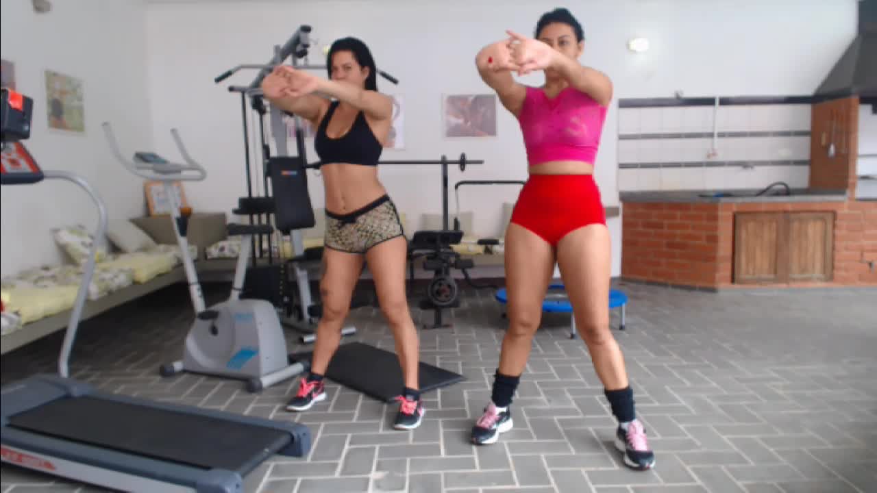 Gostosas treinam na academia e ficam peladinhas
