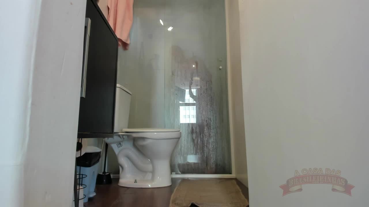 Luara Sonza se exibe em banho sensual na Casa das Brasileirinhas