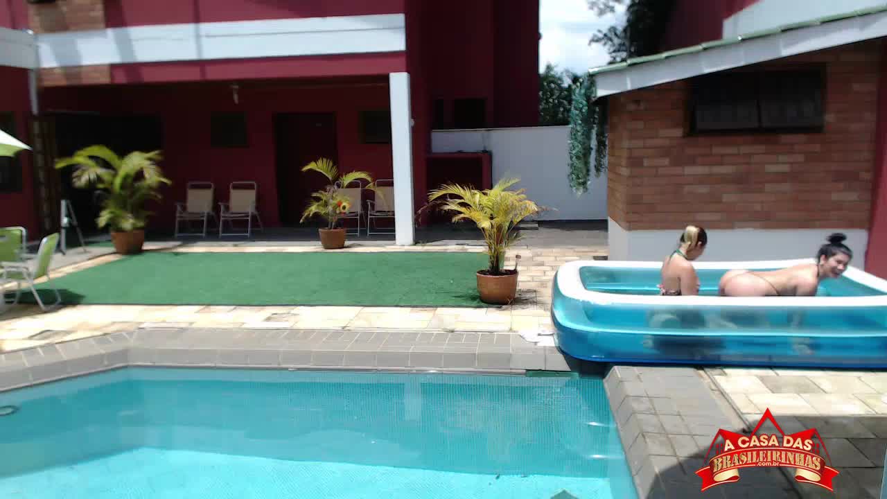 Gostosas começam com pega sabonete e terminam na água