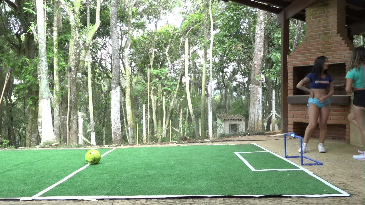 Hora de curtir uma peladinha na Casa das Brasileirinhas