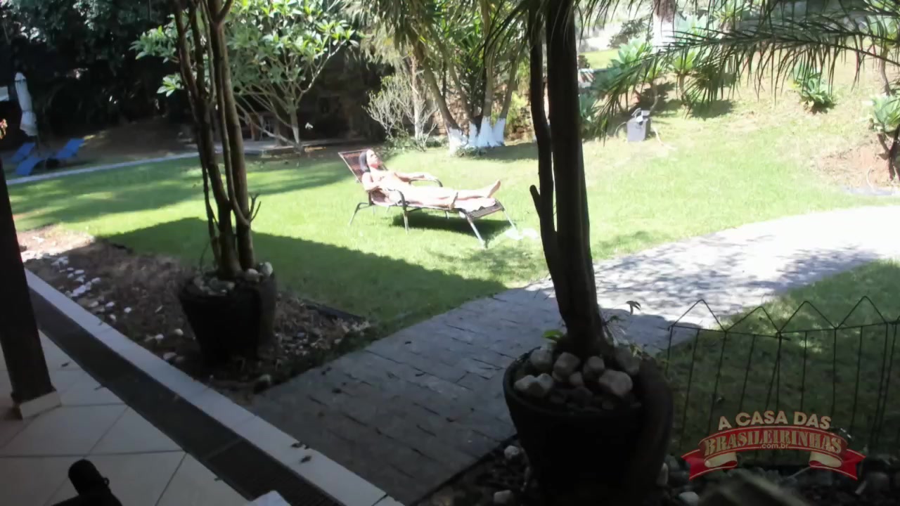 A deliciosa Dark Hot tomou um banho de sol só de biquini