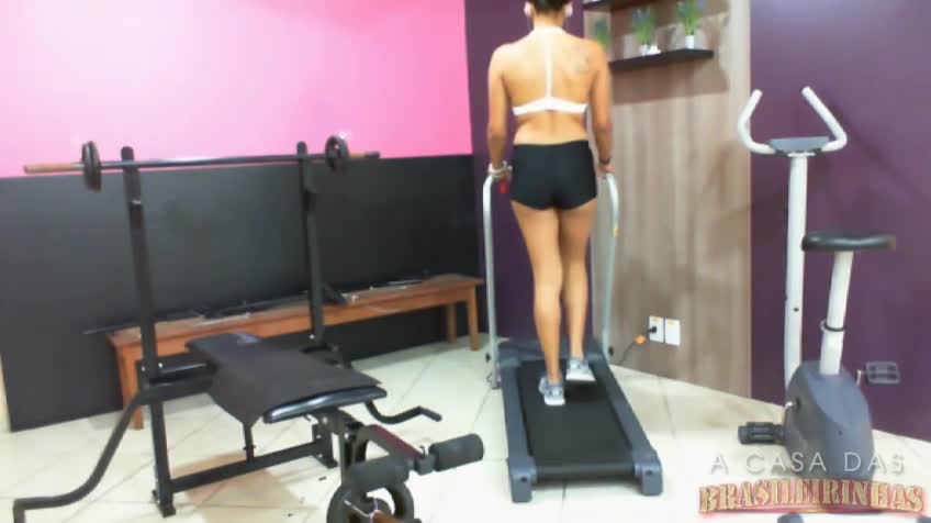 Toda gatinha, Manuela fica nua na academia da casa