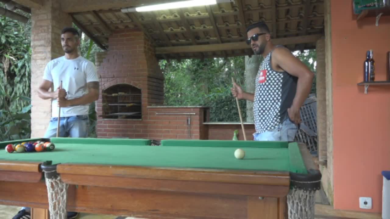 E o strip sinuca acabou virando mais sexo com gozada na cara da pornstar Mia Linz