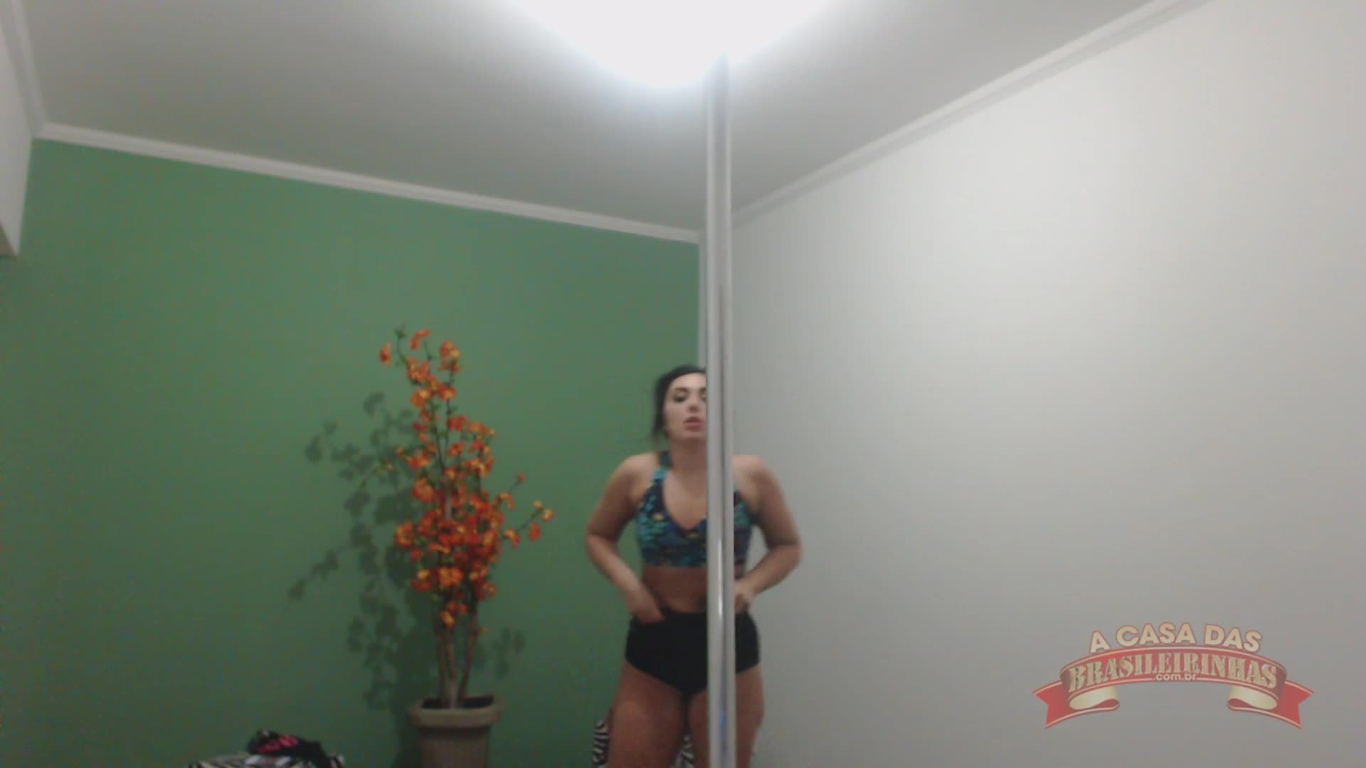 Mimi Boliviana pelada no treino de pole dance