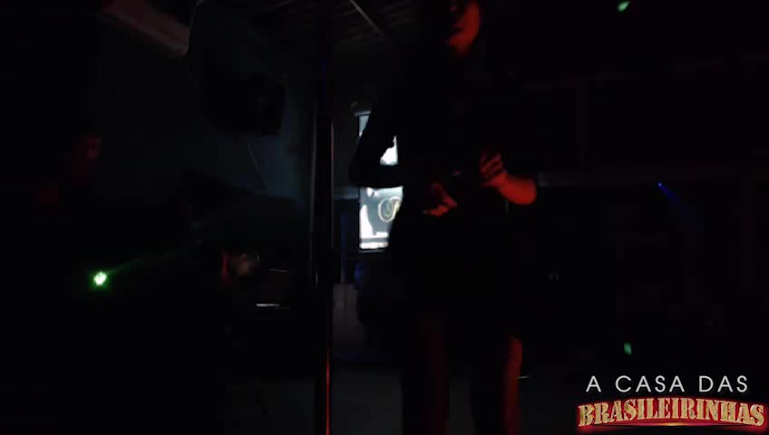 Kamilla dança e rebola peladinha na balada, confira!