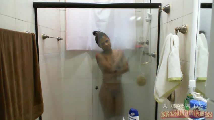 Giu e Lana tomando um banho pra lá de gostoso na Casa das Brasileirinhas