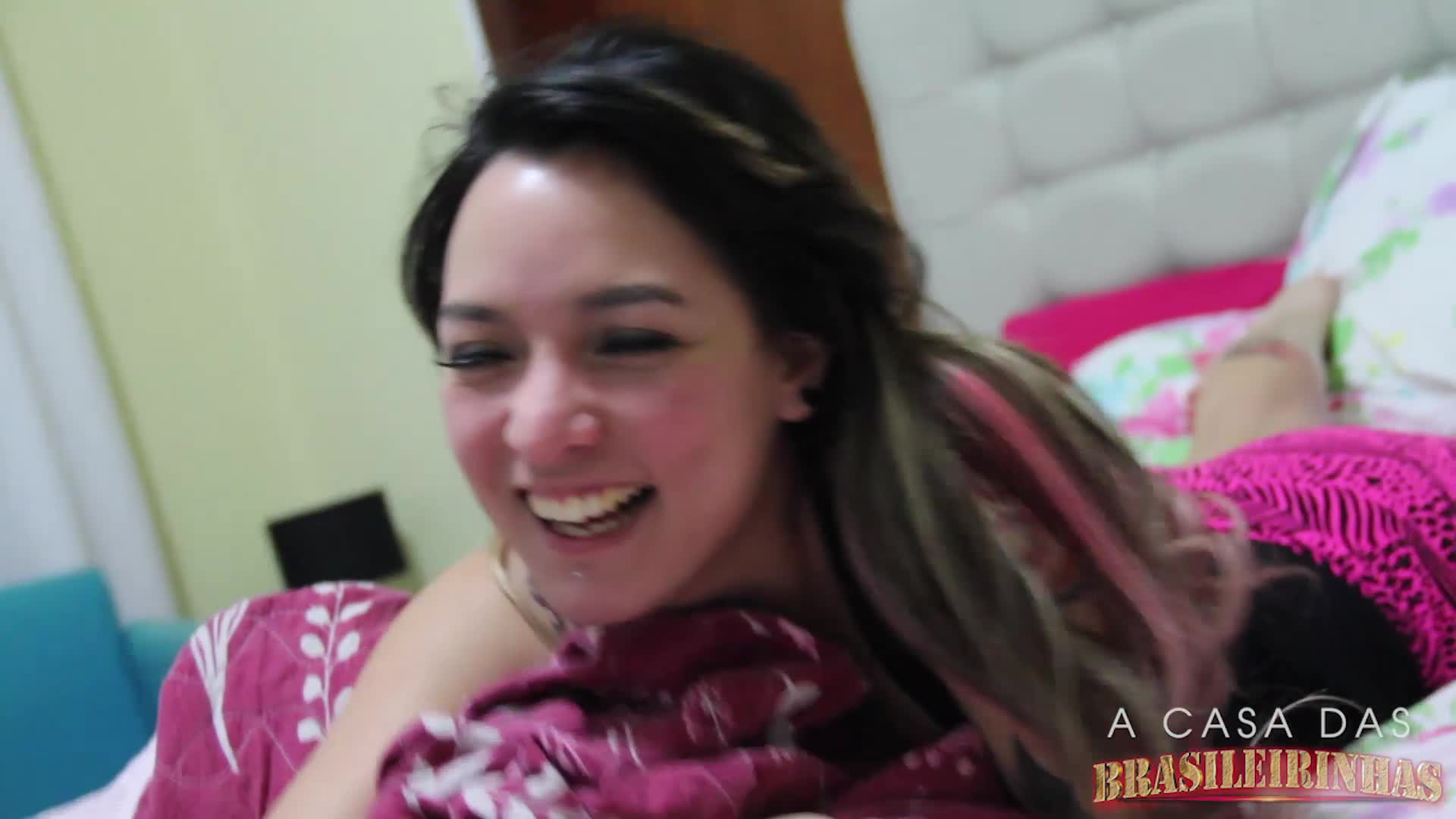 Isabella Martins sensualiza durante banho