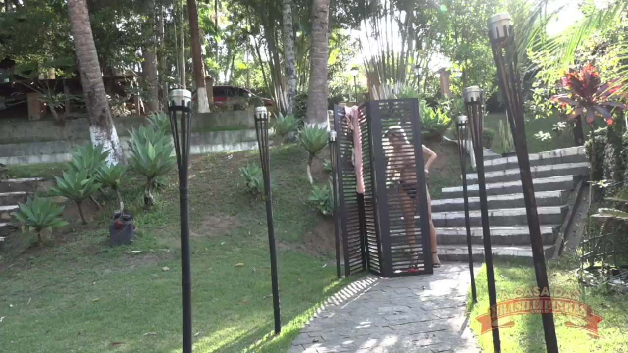 Izabela Pimenta desfilou com suas melhores lingeries na casa