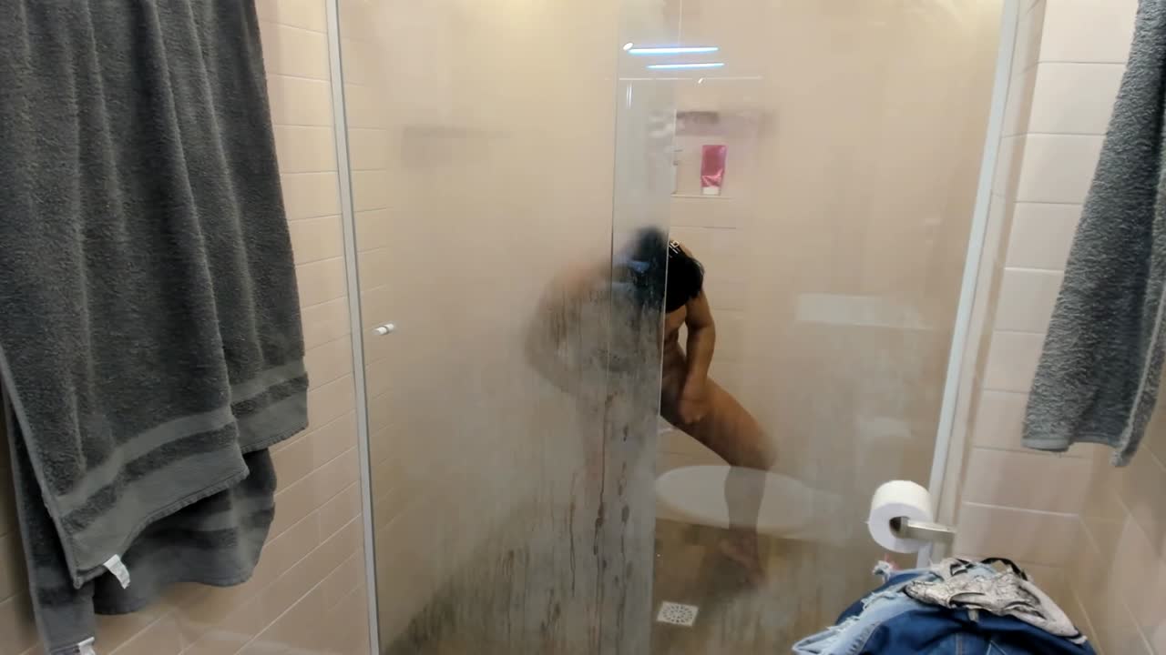 Banho quente com Thay Carioca na Casa das Brasileirinhas!