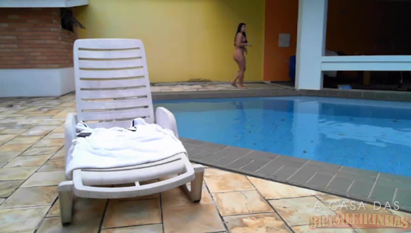 Aline dançou funk na beira da piscina! Confira! 