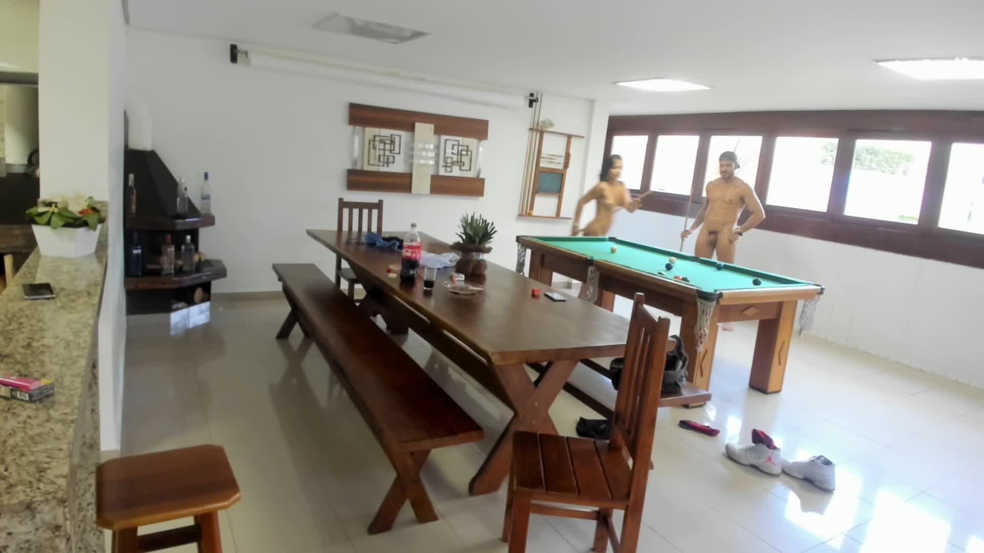 Mesmo depois da cena, Carolina Carioca continuou chupando o ator