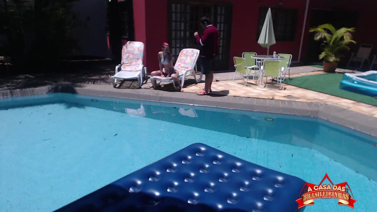 Mila se masturba na piscina da Casa 