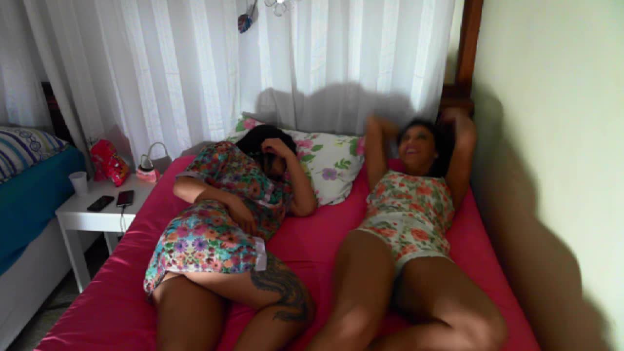 Thiara Fox e Sara Rosa gozam na siririca em vídeo pornô