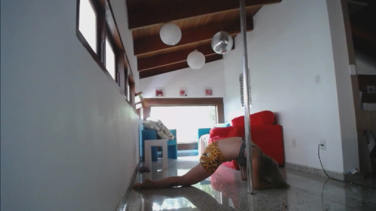 Emanuelly Weber mata o tempo no pole dance das Brasileirinhas