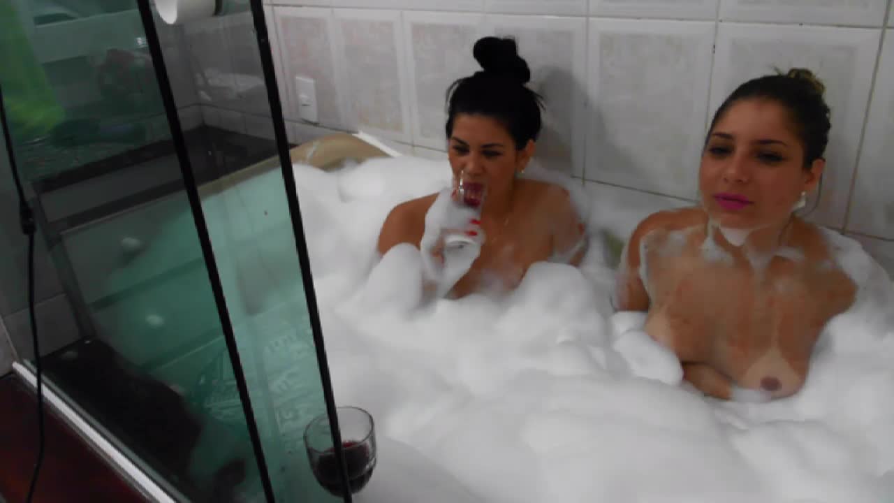 Gostosas fazem chat na hidromassagem da Casa
