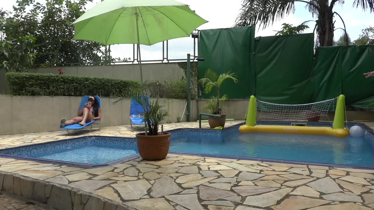 Isis Pitanguy e Bibi Tsunamy na piscina da Casa
